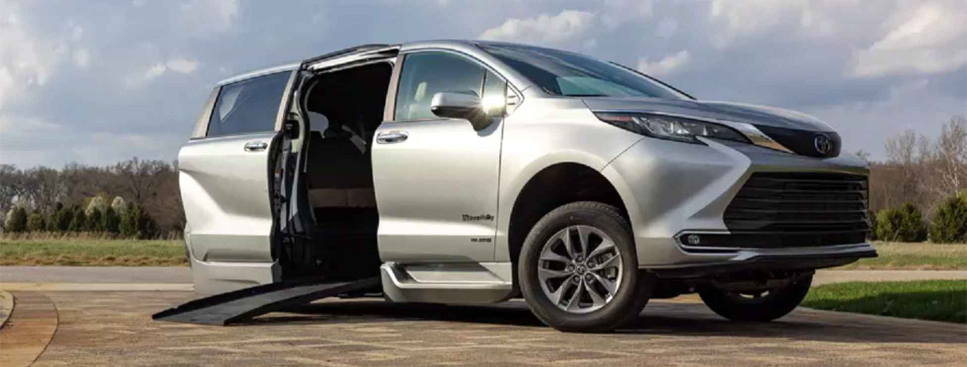 Silver 2021 Toyota Sienna Hybrid, BraunAbility Wheelchair Van